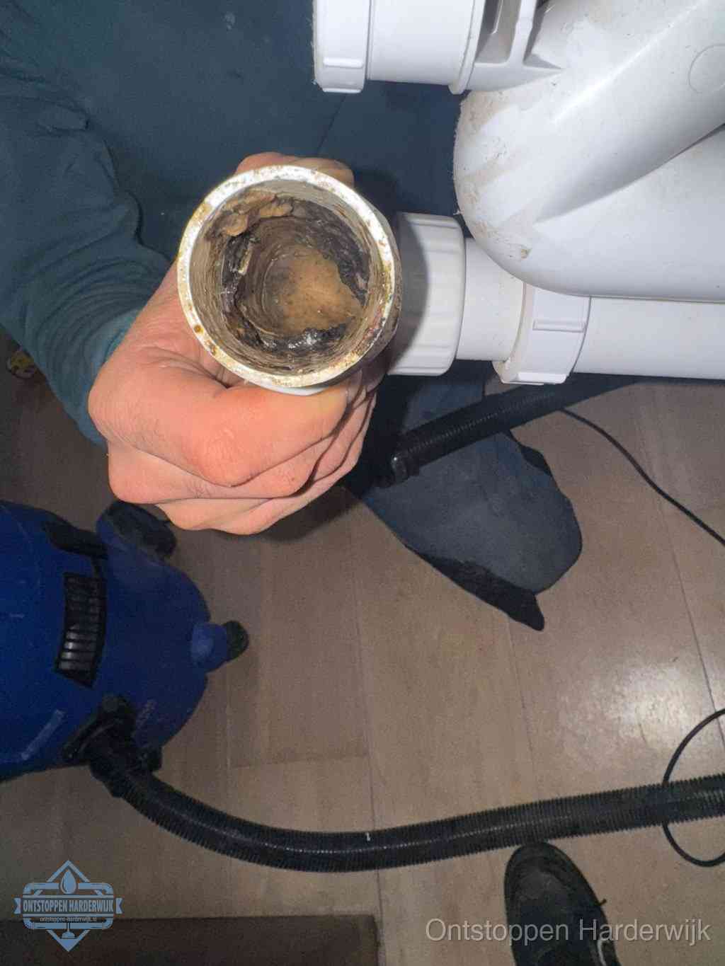 Een losgekoppeld afvoerbuisstuk dat van binnen volledig is dichtgeslibd, het gevolg van een verstopping te lang laten zitten in Harderwijk