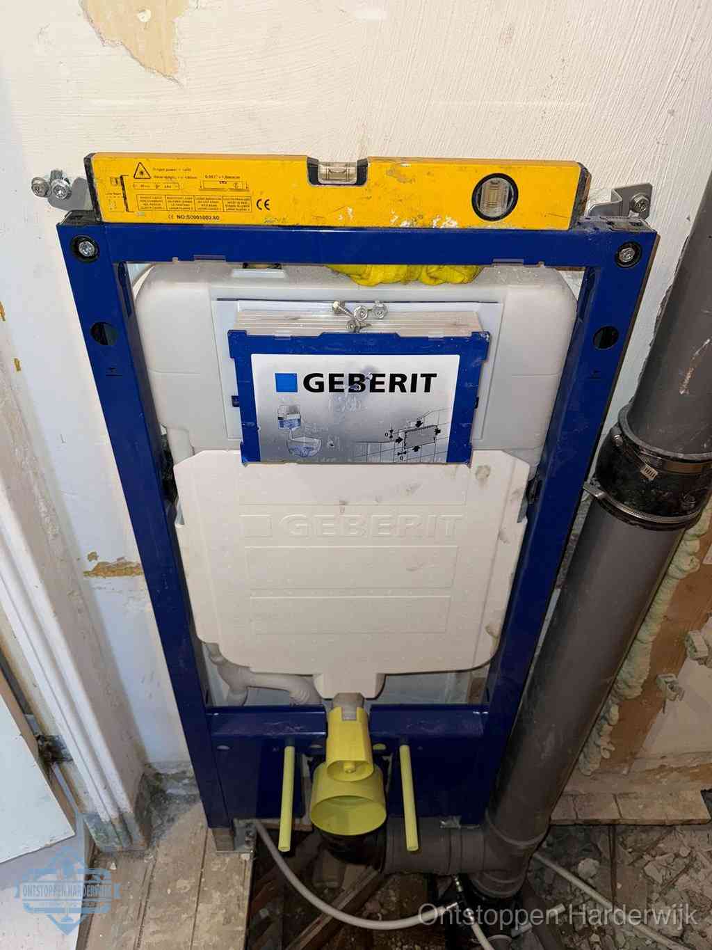 Een Geberit inbouwreservoir met frame voor een hangtoilet tegen de wand, met de afvoerbocht naar de vloer, kenmerkend voor een verstopt hangtoilet in Harderwijk