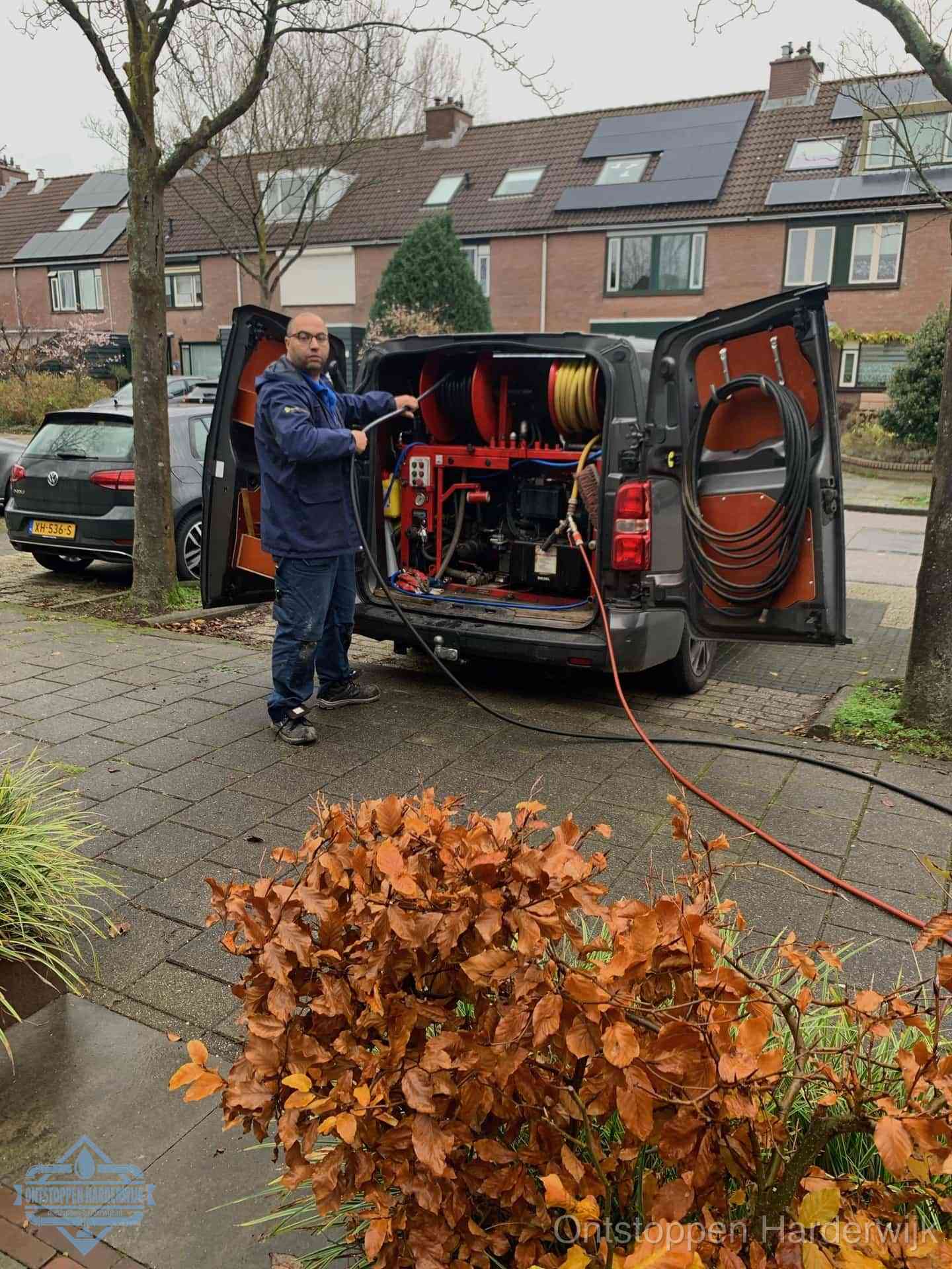 Rioolservice in de wijk in Harderwijk