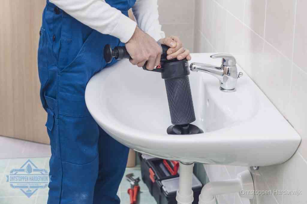 Een te ruwe doe-het-zelf poging met een handmatige perslucht-ontstopper op een sanitair-afvoer, een van de veelgemaakte fouten bij wc ontstoppen in Harderwijk